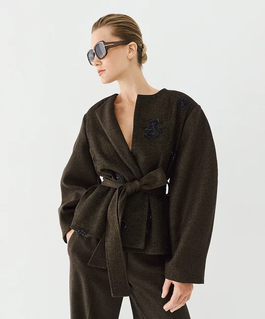 Veste ceinturée épaules arrondies — vue 4