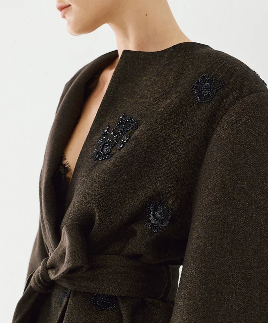 Veste ceinturée épaules arrondies — vue 6