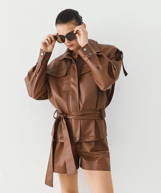 Veste en simili cuir ceinturée — Cognac