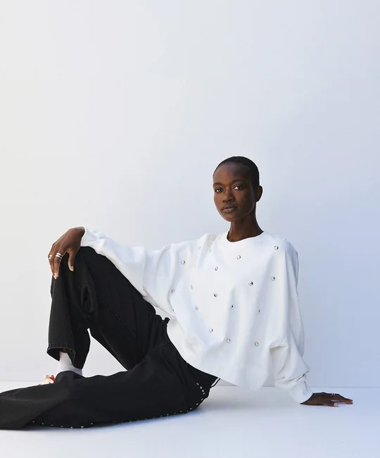 Sweat à clous décoratifs — Écru