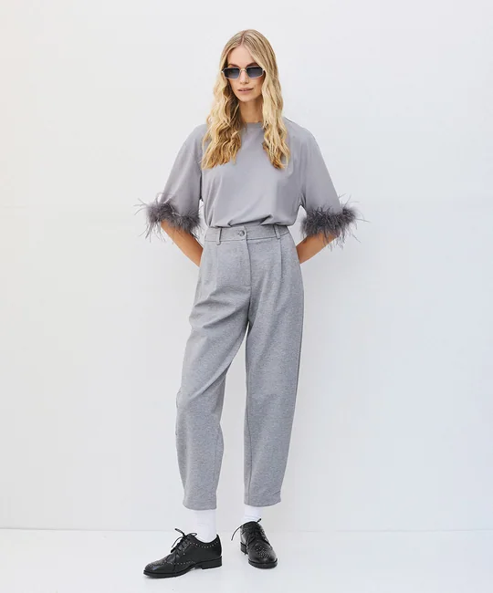 Blouse aux manches bordées de plumes — Gris