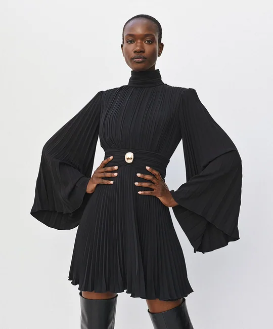 Robe courte plissée dos ouvert — Noir