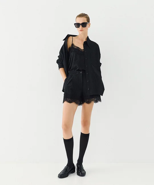 Short rayé bordé de dentelle — Noir